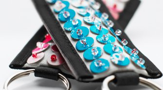 Porte-clefs avec des paillettes faites des emballages de carton